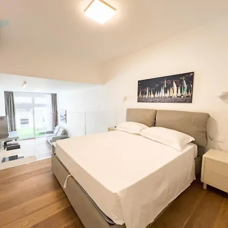 Capitolina 3 Tirabora Short Rent *