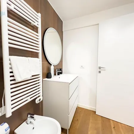 Capitolina 3 Tirabora Short Rent